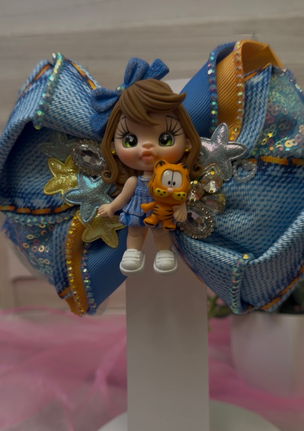 There are 7 different, beautiful hair bows to pick.