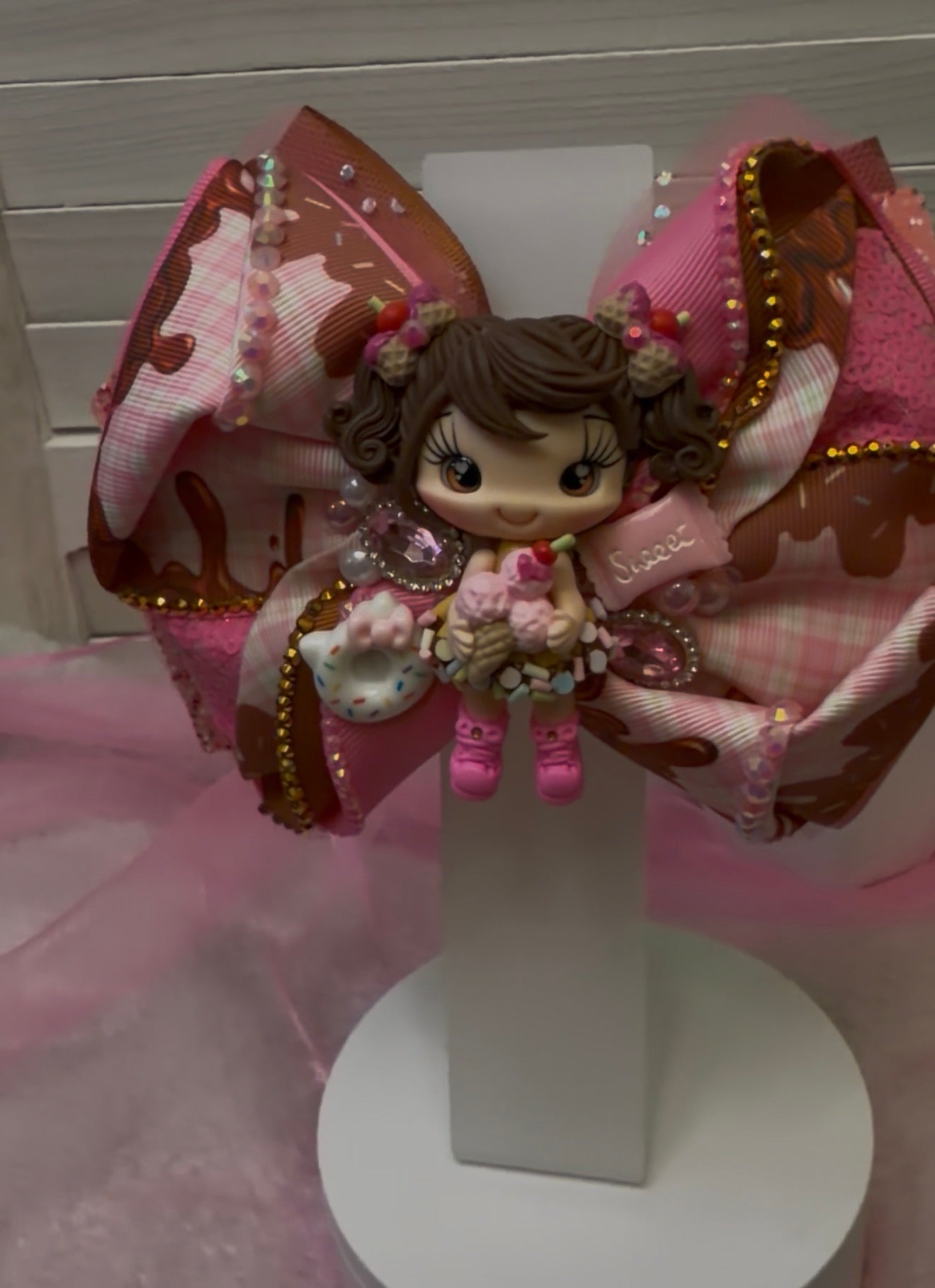 There are 7 different, beautiful hair bows to pick.