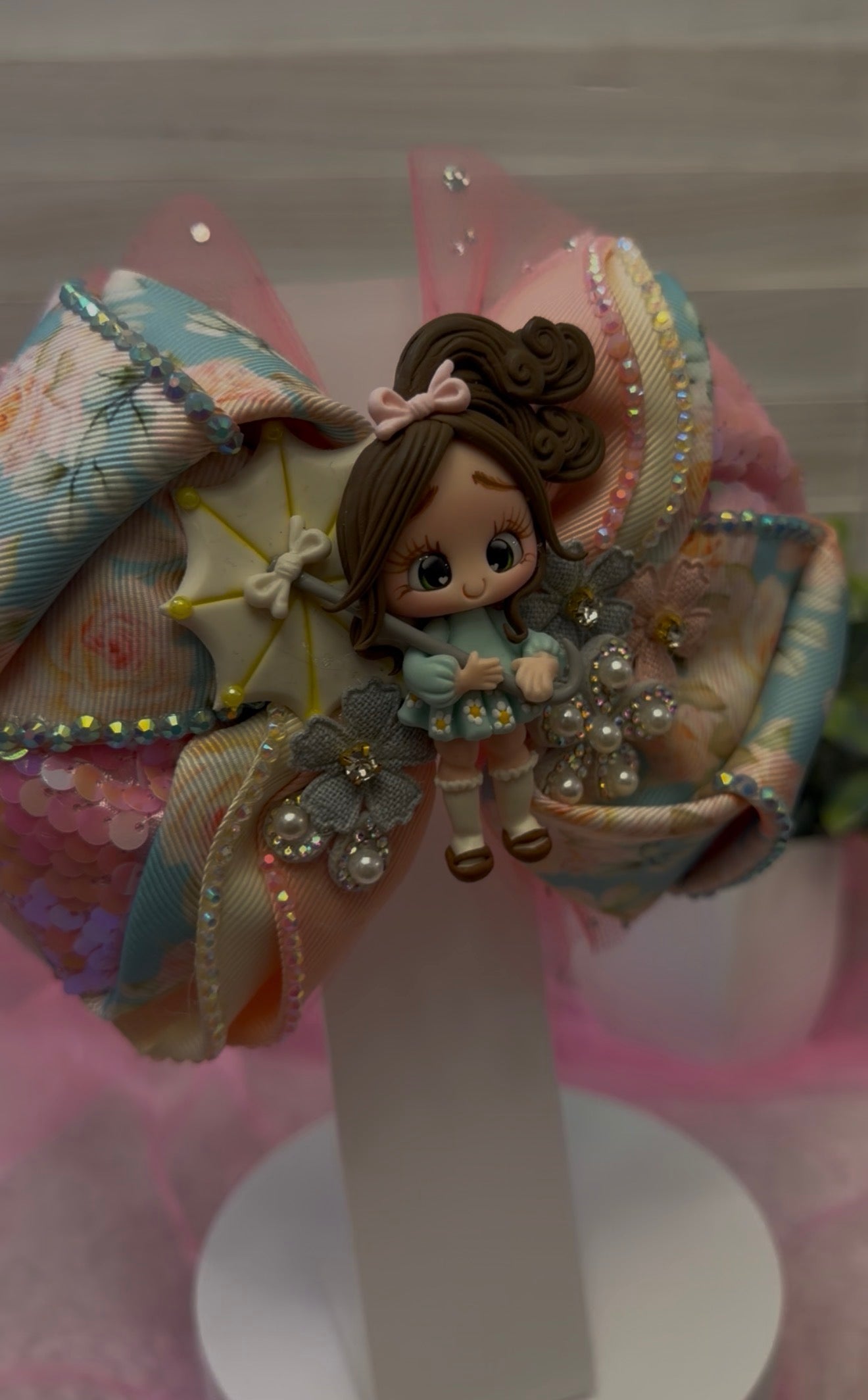 There are 7 different, beautiful hair bows to pick.