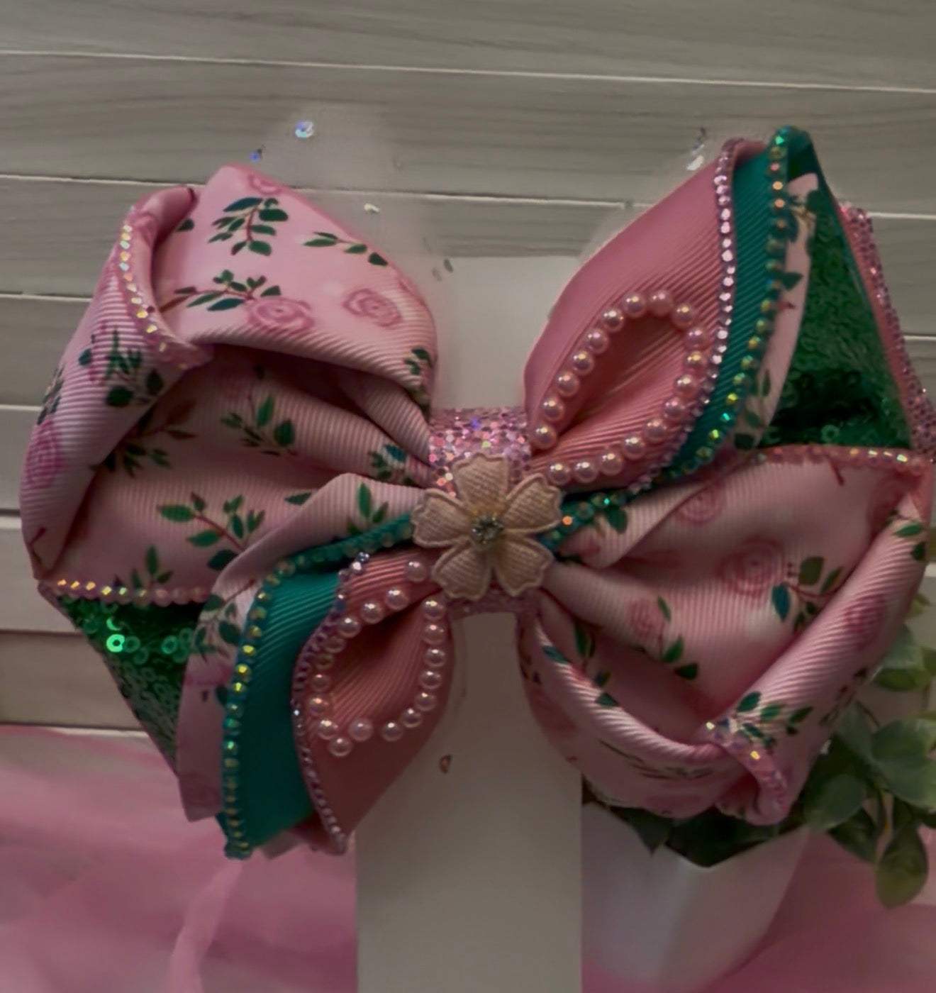 There are 7 different, beautiful hair bows to pick.