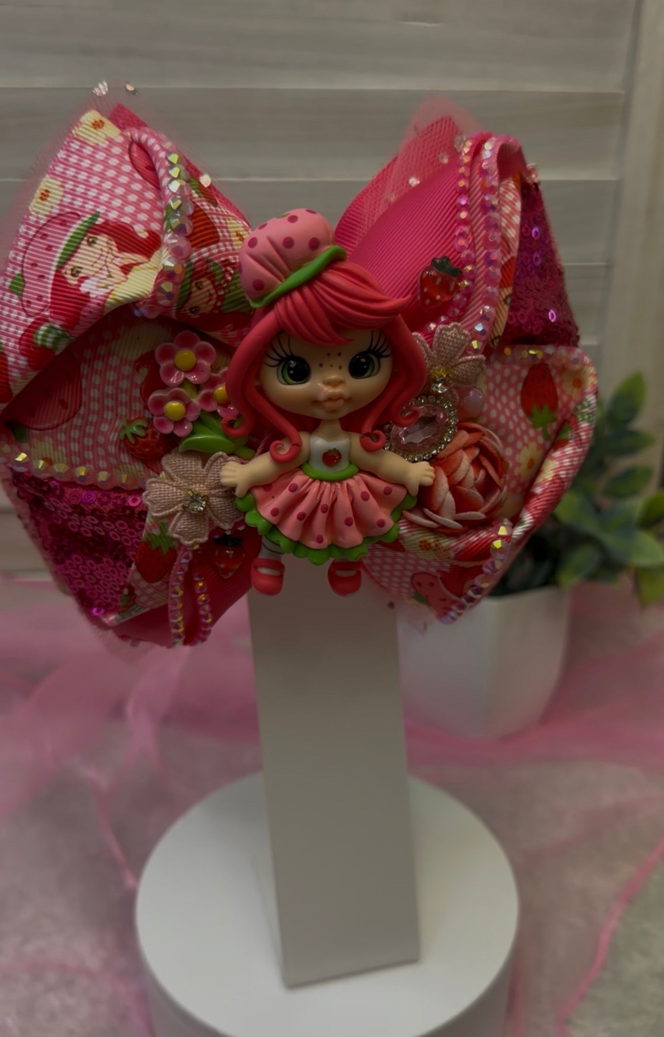 There are 7 different, beautiful hair bows to pick.