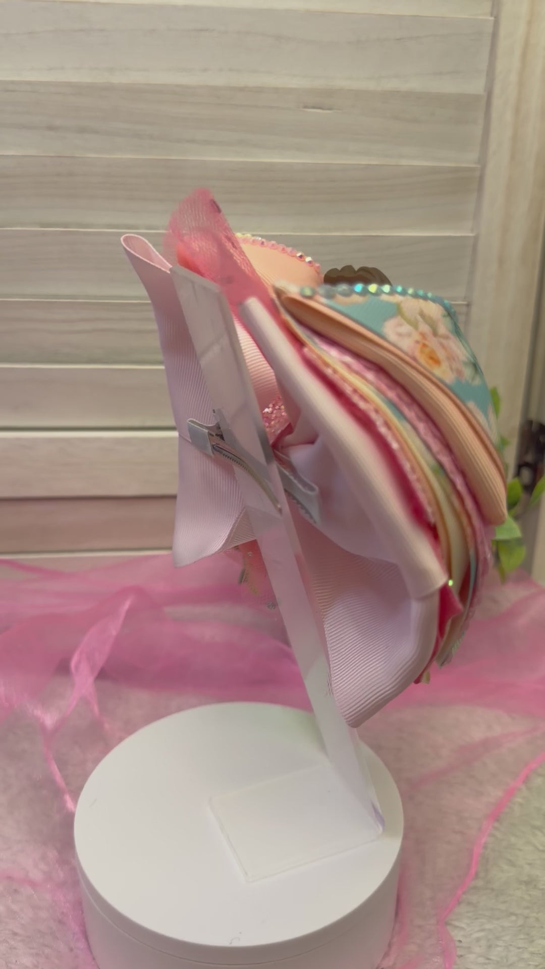 There are 7 different, beautiful hair bows to pick.