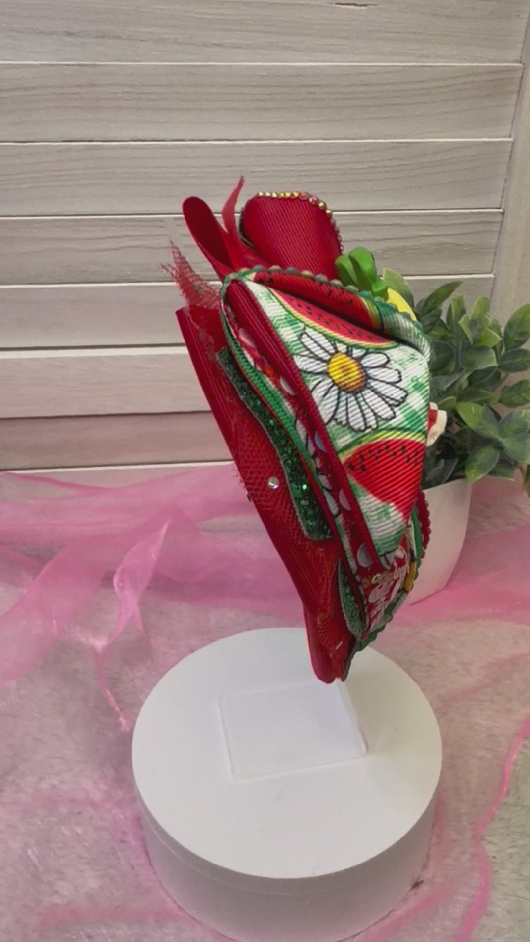 There are 7 different, beautiful hair bows to pick.