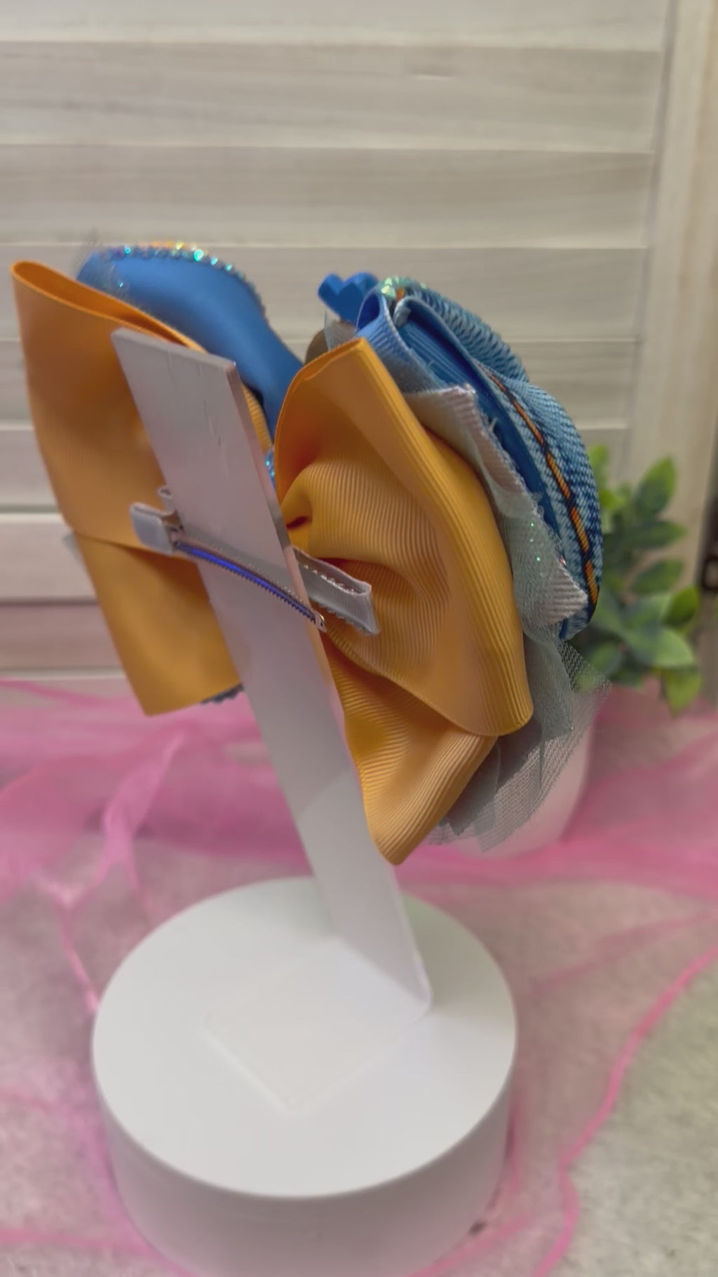 There are 7 different, beautiful hair bows to pick.